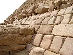 Blocs de parement en granite.