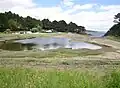 La lagune en arrière du cordon littoral de la grève du Bindy.