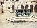 Putéal en bronze dans la cour du palais des Doges à Venise, œuvre originale (vers 1555) du fondeur Alfonso Alberghetti, peint par Reginald Barrat dans le livre Venise (1907).