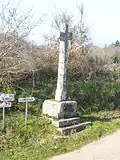Croix du XVIe&nbsp;siècle près de la chapelle.