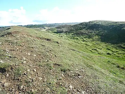 Le fossé et les talus de l'éperon barré de Lostmarc'h vus en gros plan.
