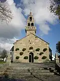 L'église paroissiale Saint-Gwenaël, la façade.