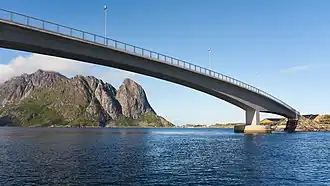 Pont entre les iles de Sakrisoya et Hamnøya, à Moskenes. Juin 2017.