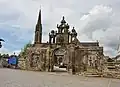 Vue d'ensemble de l'enclos paroissial depuis la place de l'église.