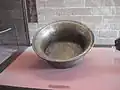 Un bassin avec une inscription en arabe.