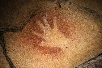 11&nbsp;: Main négative (fine et petite, probablement une femme).