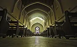 L'allée centrale menant à l'autel.