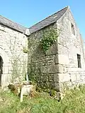 Plounéour-Ménez : Kermorvan, ancienne maison de Julod 5 (apotheis visible)