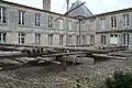 Cour où se trouve une reconstitution à l'échelle 1 du Radeau de la Méduse.