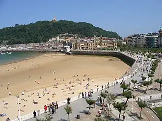 Le mont Urgull vu depuis la plage de la Concha.
