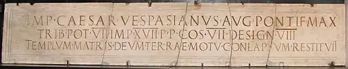 Majuscules gravées sur plaque de marbre