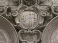 Ecusson de l'hôpital, sur la façade de la chapelle