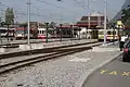 La gare d'Aigle en septembre 2009, vue des voies des TPC avec, au dernier plan, un Interregio sur la voie 1 des CFF.