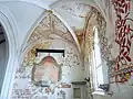 La chapelle seigneuriale et ses fresques murales (après la restauration survenue en 2014).