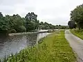 Le Blavet et son chemin de halage, devenu voie verte, au niveau de l'écluse de Guern.