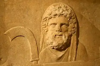 Bas-relief romain du IIe&nbsp;siècle apr. J.-C. représentant Saturne tenant une faucille.
