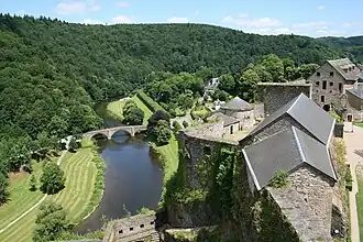 Château-fort et pont sur la Semois à Bouillon.