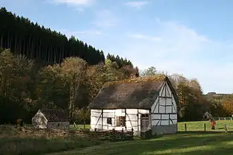 Saint-Hubert (Belgique), domaine du Fourneau Saint-Michel, chaumière de manouvrier de la Hesbaye namuroise (Hingeon, XIXe&nbsp;siècle) transplantée et reconstituée sur le site (1975-1976).