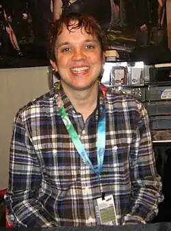 Eric Millegan interprète le Dr&nbsp;Zack Addy.