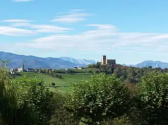 Le château de Mauvezin et la chaîne pyrénéenne en arrière-plan.