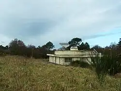 Bâtiment du CTS (PB7) en friche, une antenne mesurant 32,50&nbsp;mètres de diamètre, était disposée sur le toit de ce bâtiment.