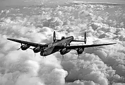 Photo d'un bombardier britannique des années 1940 en vol.