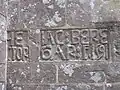 Chapelle Saint-Vendal : inscription sur un mur extérieur.