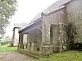 Chapelle Saint-Vendal : flanc nord et l'autel des pardons.
