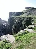 Les Rospects : pierres plates en bord de falaise munies d'un trou rectangulaire qui accueillaient les daviers.