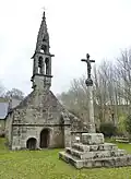 Pleyben : la chapelle de la Madeleine et son calvaire (vue de face).