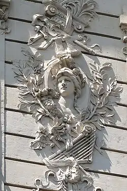 Relief sur la façade au no 107.