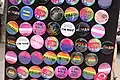 Pins bisexuels parmi d'autres pins LGBT+ à la marche des fiertés de Washington le 12 juin 2021.