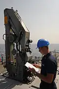 La grue repliable des premiers exemplaires du Mark 41, sur l'USS&nbsp;Mitscher.
