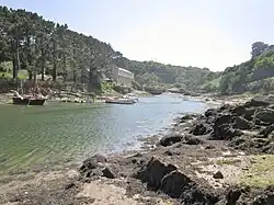 Le vallon de l'Enfer (à la limite entre Lannilis et Landéda) et son ancien chantier naval ; le bateau échoué à l'arrière-plan est le Bel Espoir II, abandonné dans un triste état depuis 2017.