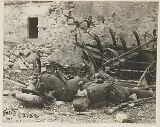 Soldats allemands avec un lance flammes tombés lors des combats dans la ville, N.A.R.A..