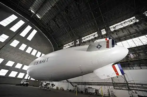 Le dirigeable MZ-3A&nbsp;(en) aux couleurs de l'escadrille scientifique VXS-1 dans le hangar de Lakehurst, le 26 octobre 2011. Il est en service de 2006 a 2017.