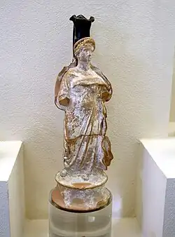 Vase plastique, œnochoé à figure de Niké. Mi-IVe&nbsp;siècle