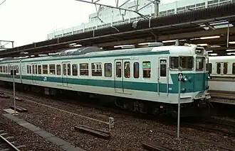Kuha 111-5000. Il s'agit d'une série 111 modifiée pour la "grande vitesse". Le nez d'une série 113 est installé. Elle est renommée série 113-5000.