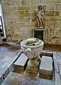 Église Saint-Gilles d'Elliant : les fonts baptismaux.
