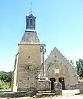 L'ancienne église Saint-Golven: la façade et le clocher.