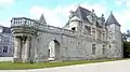 Château de Keruzoret : façade orientale et sa galerie, avec la porte cochère