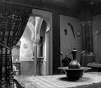 No 115 : décor orientalisant de l'atelier de Charles Cordier.