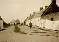 Draps blancs tendus en vue de la procession de la Fête-Dieu à Hœdic vers 1930.