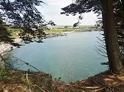 La grève de Porslous vue de l'ouest depuis le sentier littoral GR 34 au niveau des falaises situées au sud du hameau de Cabel ar Run.