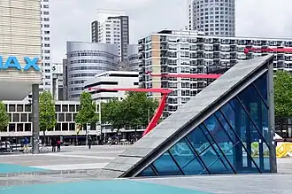 Vue depuis le centre de la place du Théâtre.