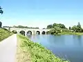 Le Roc-Saint-André ː le pont de pierre sur l'Oust vu du chemin de halage (il date de 1760).