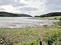 La ria du Camfrout à marée basse : vue vers l'aval en direction de Logonna-Daoulas depuis le sentier piétonnier de la rive nord.