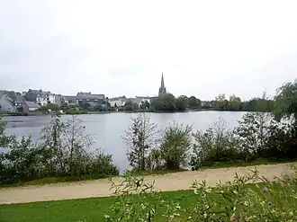 L'étang de Rosporden (étang no&nbsp;1) ; en arrière-plan, la ville et l'église paroissiale Notre-Dame.
