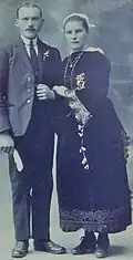 Dirinon : un couple de mariés au début du XXe&nbsp;siècle (Musée de Dirinon).