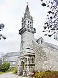 La façade et le clocher.